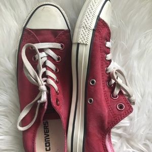 Washed out red lowtop converse!